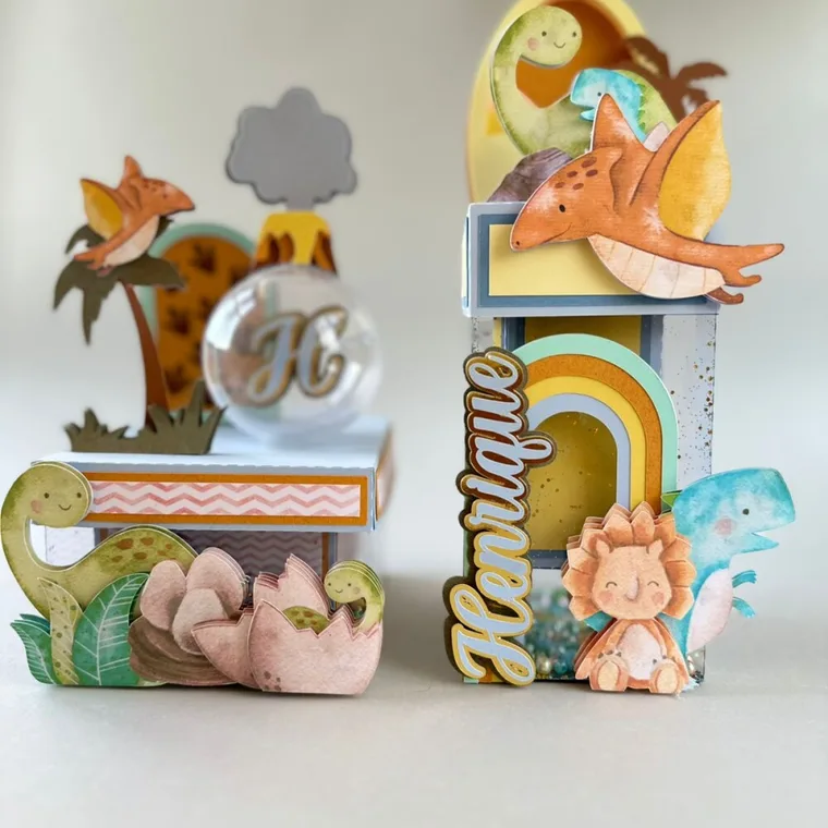 Kit Excellence com 28 caixas personalizadas no tema dinossauro baby, em papel colorido com apliques em camadas